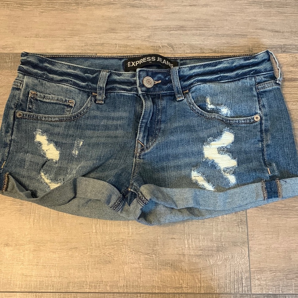 Like new distressed Jean shorts, size 4